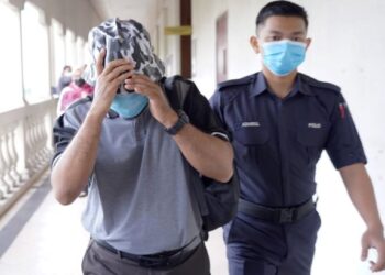 MOHD. Zainal Murad @ Jusoh dibawa anggota polis selepas gagal memberikan penjelasan berhubung pemilikan wang lebihan berjumlah lebih RM300,000 di Mahkamah Sesyen Kuala Lumpur hari ini. - FOTO/FAUZI BAHARUDIN