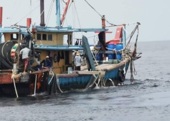 BOT pukat tunda dikendalikan empat PATI Myanmar ditahan kerana melanggar syarat sah lesen di perairan Perak di Lumut semalam. - IHSAN MARITIM MALAYSIA