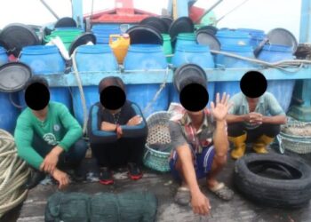 SEBAHAGIAN daripada 12 nelayan warga Myanmar yang ditahan Maritim Malaysia pada kedudukan 19 batu nautika Barat Daya Pulau Kendi, Pulau Pinang selepas didapati tidak memiliki sebarang dokumen pengenalan diri yang sah.