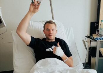 Penjaga gol Jerman, Manuel Neuer selamat menjalani pembedahan selepas mengalami kecederaan patah kaki ketika berski.