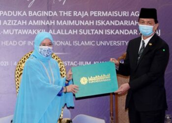 TUNKU Azizah Aminah Maimunah Iskandariah berkenan mengurniakan Anugerah Merit Ibn Khaldun bagi Transformasi Sosial Peringkat Global kepada petugas barisan hadapan diwakili Noor Hisham Abdullah di Institut Ketamadunan dan Pemikiran Islam Antarabangsa (Istac), Universiti Islam Antarabangsa Malaysia, Bukit Tunku, Kuala Lumpur, hari ini. -UTUSAN/FAUZI BAHARUDIN