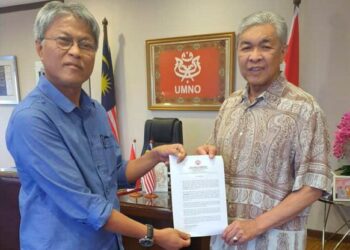 HASAN Rahman menyerahkan surat sokongan kepada Ahmad Zahid Hamidi di Ibu Pejabat UMNO di Kuala Lumpur, kelmarin.