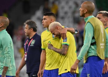 NEYMAR tidak mampu menahan sedih selepas Brazil disingkirkan oleh Croatia semalam.