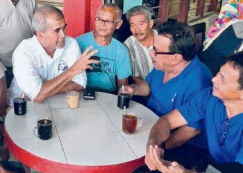 ELAK duduk secara rapat sambil minum di warung dan restoran. – GAMBAR HIASAN