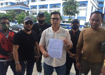 ZULHAFIZ Hanafiah (dua kanan) membuat laporan polis berkaitan penglibatan ahli politik  bersekongkol dengan kartel daging sejuk beku di IPD Dang Wangi, Kuala Lumpur, hari ini.