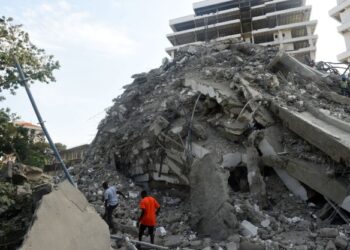 APARTMEN mewah setinggi 21 tingkat yang masih dalam pembinaan runtuh di bandar Lagos, Nigeria, Isnin lalu.-AFP