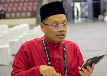 NIK Nazmi Nik Ahmad semasa proses penamaan calon kerusi Parlimen Setiawangsa di Dewan Titiwangsa, hari ini.