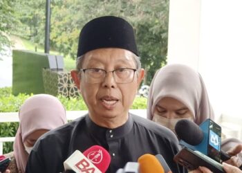 MOHAMMAD Nizar Jamaluddin (tengah) dalam sidang akhbar selepas istiadat angkat sumpah jawatan Exco di Istana Iskandariah di Bukit Chandan, Kuala Kangsar, Perak,  hari ini. - UTUSAN