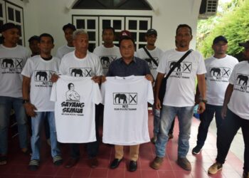 RIDZUAN Mansor (tengah) bersama sebahagian ahli parti Bebas menunjukkan baju T berlogo Gajah menjelang kempen Pilihan Raya Umum Ke-15 di DUN Pulau Tawar, di Kampung Temin di Jerantut, Pahang. - HARIS FADILAH AHMAD