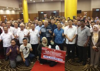 NOH Omar bersama peserta yang menghadiri Seminar Asas Keusahawanan Tekun Nasional di Seksyen 13, Shah Alam, Selangor, hari ini.