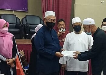 NOH Omar menyampaikan sumbangan kepada wakil masjid pada Program Sumbangan More Kepada Masjid Dan Surau Untuk Parlimen Tanjong Karang dekat sini, malam tadi. - FOTO/ABDUL RAZAK IDRIS