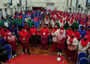 NOH Omar (tengah) bersama ketua sayap UMNO Bahagian Tanjong Karang dalam Mesyuarat Perwakilan UMNO bahagian itu yang berlangsung di Dewan Institut Pengurusan Peladang, Tanjong Karang, Selangor hari ini.