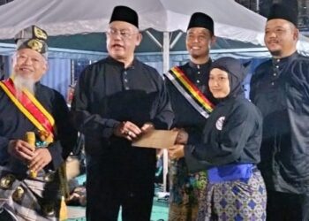 NOH Omar menyerahkan sumbangan kepada wakil peserta silat yang menghadiri Himpunan Silat Warisan Bangsa Anak Muda Merdeka dekat Padang Tanjong Karang FC (TKFC), Tanjong Karang di Kuala Selangor, Selangor, malam tadi.