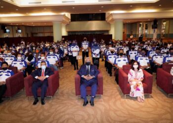 NOH Omar (tengah) bersama Presiden PERKOBF, Tukiman Radion (kiri) sambil diperhatikan Ketua Setiausaha Pembangunan Usahawan dan Koperasi, Datuk Suriani Ahmad (dua dari kanan) bergambar kenangan pada Majlis Perasmian Mesyuarat Tahunan Perwakilan PERKOBF 2021, di Kuala Lumpur, hari ini. - UTUSAN/MOHD FARIZWAN HASBULLAH 