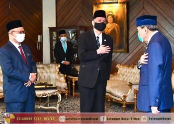 KETUA Pengarah Kesihatan, Tan Sri Dr. Noor Hisham Abdullah dan Dr. Sha’ari ketika menghadap Sultan Selangor di Istana Bukit Kayangan, Shah Alam, Selangor pada 21 Julai tahun lalu.