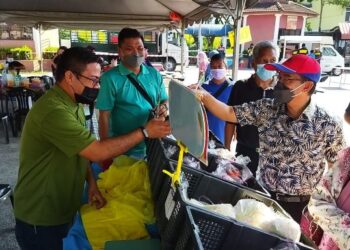 NOOR Azmi Ghazali (kanan) melawat gerai jualan pada Program Jualan Keluarga Malaysia Peringkat negeri di Bagan Serai, Perak, hari ini. - FOTO/WAT KAMAL ABAS