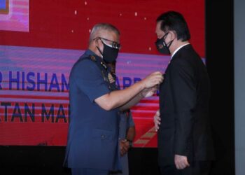 MOHAMMAD Hamdan Wahid memakaikan Pingat Cemerlang Ketua Pengarah kepada Dr. Noor Hisham Abdullah pada Majlis Penganugerahan Pingat Kebesaran JBPM di Putrajaya. - FOTO/FAISOL MUSTAFA