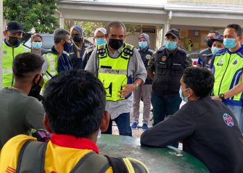 NOORZAINY Mohd. Noor (tengah) ketika bertemu dan memberi nasihat kepada beberapa individu yang sedang melepak supaya mematuhi arahan PKP di sekitar Pantai Bersih, Butterworth, Pulau Pinang hari ini.