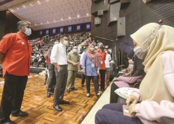 NORAINI Ahmad beramah mesra bersama sebahagian pelajar Universiti Kebangsaan Malaysia (UKM) yang hendak pulang ke rumah secara
berperingkat sempena cuti Hari Raya AidilFItri tahun ini di Dewan Canselor Tun Abdul Razak (DECTAR), Universiti Kebangsaan Malaysia, Bangi. - UTUSAN/AFIQ RAZALI