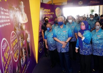 NORAINI Ahmad (dua dari kanan) mengiringi Ismail Sabri Yaakob melawat pameran pada perasmian Keluarga Malaysia @ Institusi Pendidikan Tinggi (IPT) di Dewan Tuanku Canselor UPSI di Tanjung Malim, Perak, hari ini. - UTUSAN/ZULFACHRI ZULKIFLI