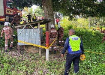 ANGGOTA bomba membawa keluar mayat seorang lelaki yang ditemui meninggal dunia dalam sebuah perigi dalam kejadian di Pasir Panjang, Port Dickson, semalam.