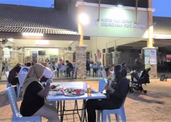 MEDAN Ikan Bakar MPPD menjadi pilihan orang ramai yang berkunjung ke Port Dickson untuk menjamu selera selepas Negeri Sembilan beralih ke Fasa 2 PPN. - UTUSAN/NOR SHAFAWATI YUP