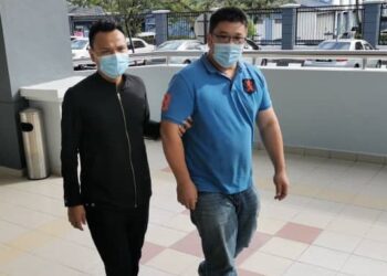 WONG Kok Hong (kanan) dibawa ke Mahkamah Sesyen Seremban bagi didakwa atas pertuduhan memberi rasuah RM4,000 kepada anggota kastam. - FOTO/NOR SHAFAWATI YUP