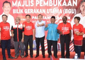 LOKE Siew Fook (tengah) dan Cha Kee Chin (empat dari kiri) pada Majlis Pembukaan Bilik Gerakan Utama (BGU) Pakatan Harapan Parlimen Rasah di Seremban hari ini. - FOTO/ZAKKINA WATI AHMAD TARMIZI