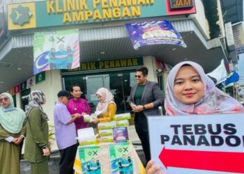 KLINIK Penawar Ampangan menawarkan 10,000 biji pil percuma kepada orang ramai yang menjalankan tanggungjawab mengundi esok. - FOTO/NOR SHAFAWATI YUP