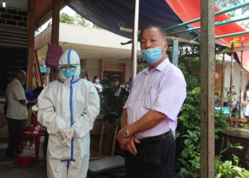 LEE XIAO HOON bersama bapa saudaranya di Muar, Johor.