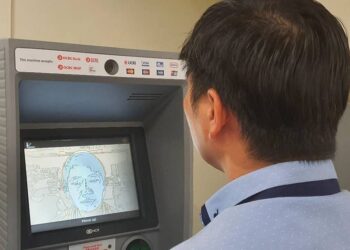 PENGENALAN biometrik wajah di perkhidmatan mesin ATM merupakan langkah menghapuskan penggunaan kad ATM. -OCBC