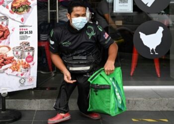 OKU di Malaysia menghadapi pelbagai kesusahan akibat kerenah birokrasi jabatan kerajaan ketika pandemik Covid-19. – GAMBAR HIASAN/AFP