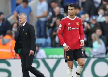 CRISTIANO Ronaldo yang kecewa berlalu pergi  ke bilik persalinan tanpa memberi penghormatan kepada penyokong sebelum dipanggil oleh Ole Gunnar Solskjaer dalam aksi Liga Perdana Inggeris kelmarin.