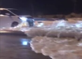 OMBAK yang membadai di Pantai Seberang Takir di Kuala Nerus, Terengganu menyebabkan air melimpah hingga ke jalan raya, malam tadi.