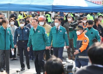 PRESIDEN Korea Selatan, Yoon Suk-yeol (tengah) melawat lokasi kejadian di Seoul. - AFP