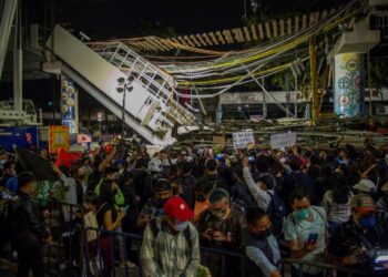 PENDUDUK berkumpul di lokasi kemalangan landasan tren runtuh di Mexico City. - AFP