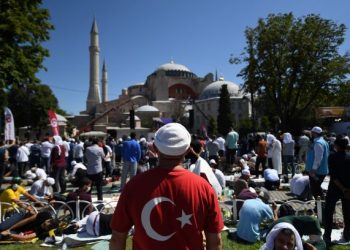 ORANG ramai memenuhi perkarangan Hagia Sophia untuk solat Jumaat. - AFP