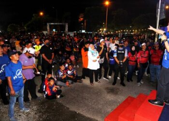 ONN HAFIZ GHAZI berucap di hadapan  anak-anak muda sempena Program Himpunan Orang Muda Johor di pekarangan letak kenderaan Angsana Johor Bahru Mall, Johor Bahru. - UTUSAN/RAJA JAAFAR ALI