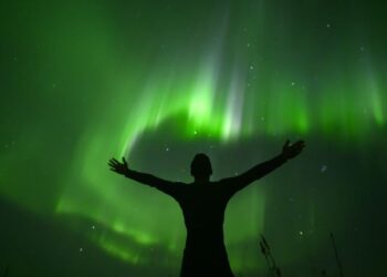 EDI SISWANTO memandang ke arah cahaya aurora di Pulau Lofoten, Norway.-AFP