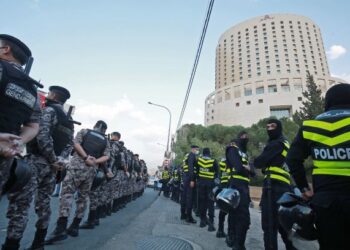 Pasukan keselamatan Jordan berkawal di Kedutaan Besar Perancis di Amman berikutan bantahan masyarakat Islam terhadap Presiden Perancis, Emmanuel Macron yang mempertahankan isu karikatur Nabi Muhammad SAW, baru-baru ini. – AFP