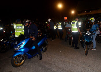 SEBAHAGIAN penunggang motosikal yang diperiksa dalam Op Khas Motosikal yang dijalankan secara bersepadu oleh JPJ Pulau Pinang dan beberapa agensi lain di plaza tol Jambatan Pulau Pinang malam tadi.