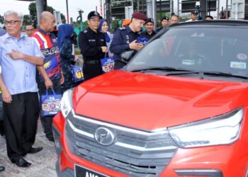 MOHD. Yusri Hassan Basri (empat dari kiri) pada pelancaran Program  Keselamatan Jalan Raya Sempena Sambutan Hari Raya Aidilfitri Kontinjen Perak di Plaza Tol Ipoh Selatan di Ipoh hari ini. - UTUSAN/MUHAMAD NAZREEN SYAH MUSTHAFA