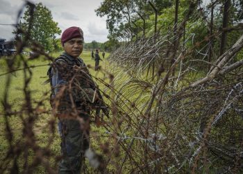 Anggota Pasukan Gerak Am (PGA) meninjau keadaan sempadan ketika OP Benteng  di  sempadan Malaysia-Thailand di Bukit Kayu Hitam, Kedah, pada Julai lalu.- MINGGUAN-MUHAMAD IQBAL ROSLI.