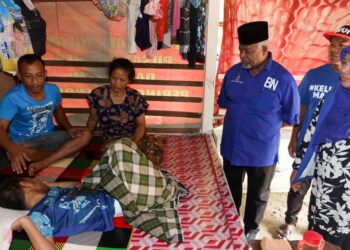 SYED Ibrahim Kadir (dua kanan) ketika menziarahi penduduk orang asli melihat anaknya OKU terlantar lumpuh di Kampung Orang Asli Sg Rasau Hilir Batu 14, Puchong, Selangor. -UTUSAN/FAISOL MUSTAFA