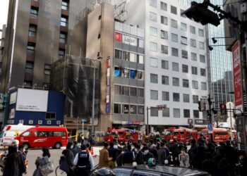 JENTERA bomba berada di hadapan bangunan yang terbakar di Osaka.-AFP