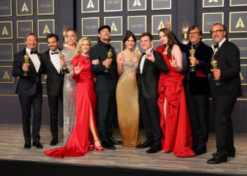 BARISAN pengarah dan pelakon Filem Terbaik Academy Awards 2022, CODA bergambar selepas memenangi anugerah utama di Dolby Theatre, Hollywood.-AFP