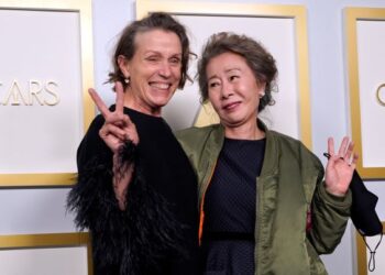 FRANCES McDormand (kiri) memenangi anugerah aktres terbaik dan Yuh Jung Youn mengungguli anugerah pelakon pembantu wanita terbaik Oscar kali ke-93. -AFP