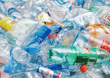 BARANGAN yang diperbuat daripada plastik telah meningkat sebanyak 40 peratus sejak awal bulan ini. - AFP