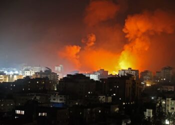 Keganasan rejim Israel menimbulkan kemarahan umat Islam di seluruh dunia yang turut membuat kritikAPI menjulang 
tinggi ketika tentera Israel melancarkan serangan udara terhadap sebuah menara di Gaza City, Palestin. – AFP