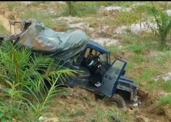 KEADAAN kenderaan pacuan empat roda polis yang membawa mayat seorang peladang selepas terbabas di Kilometer 52 Bari di Sungai Tong di Setiu, Terengganu,  hari ini.